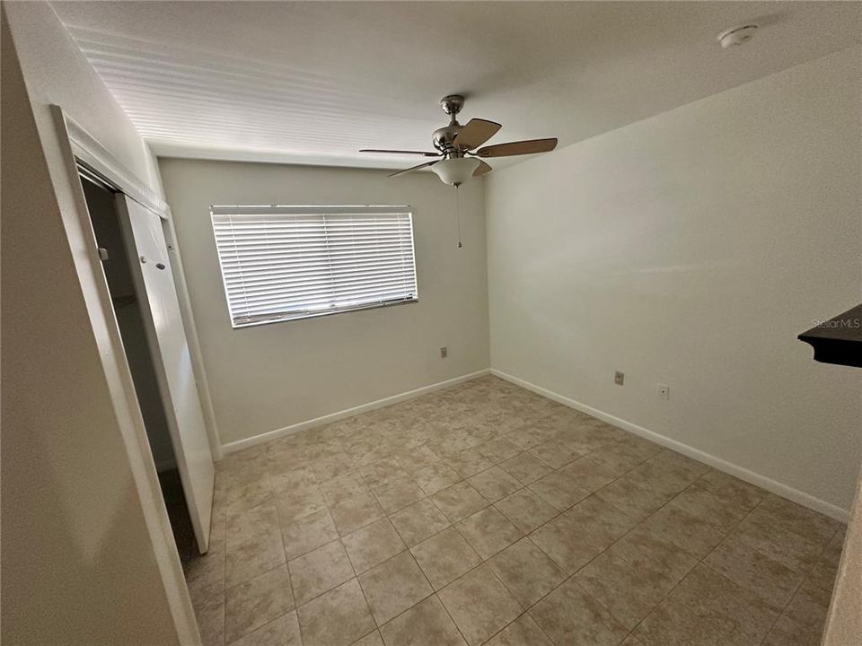 合同活跃: $150,000 (2 贝兹, 2 浴室, 975 平方英尺)