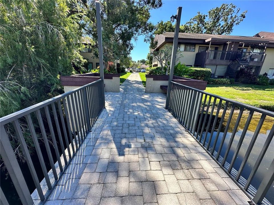 合同活跃: $150,000 (2 贝兹, 2 浴室, 975 平方英尺)