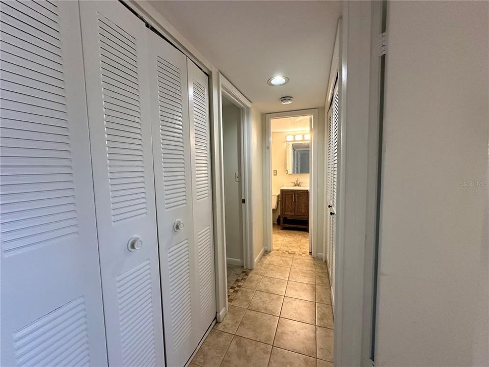 合同活跃: $150,000 (2 贝兹, 2 浴室, 975 平方英尺)