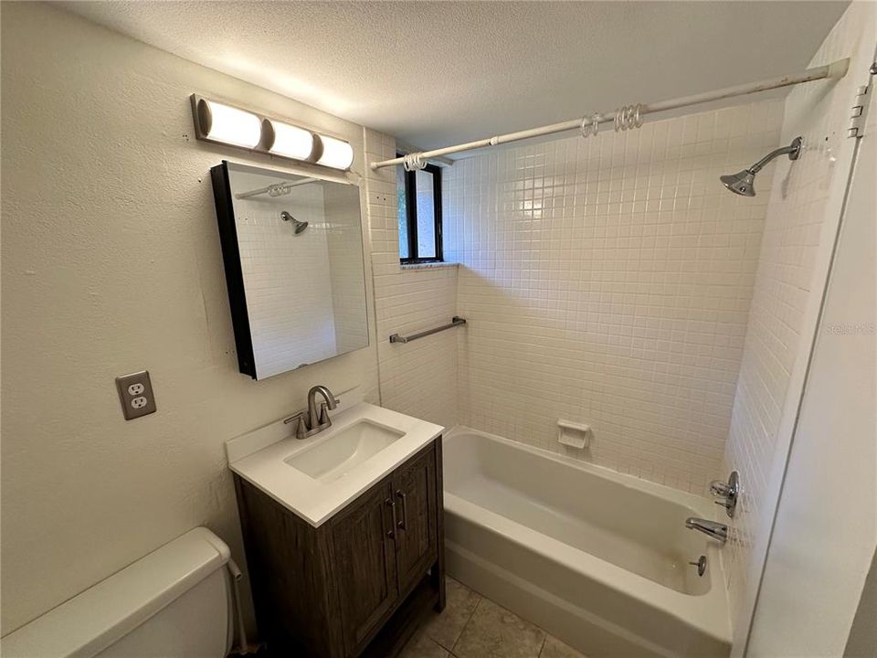 合同活跃: $150,000 (2 贝兹, 2 浴室, 975 平方英尺)