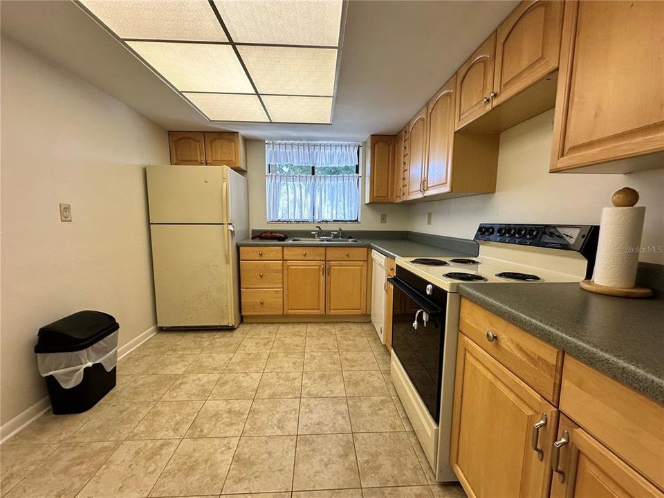 合同活跃: $150,000 (2 贝兹, 2 浴室, 975 平方英尺)