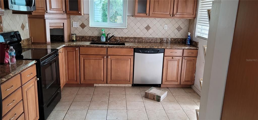 合同活跃: $2,300 (3 贝兹, 2 浴室, 1500 平方英尺)