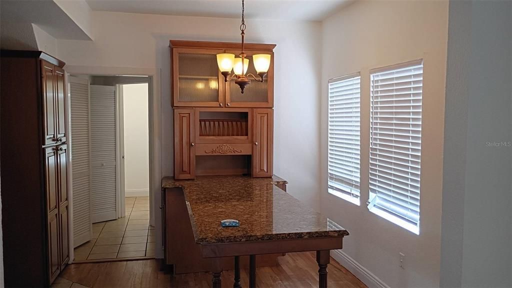 合同活跃: $2,300 (3 贝兹, 2 浴室, 1500 平方英尺)