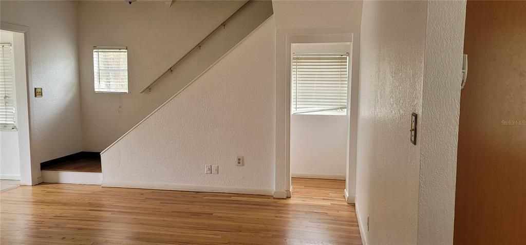 合同活跃: $2,300 (3 贝兹, 2 浴室, 1500 平方英尺)