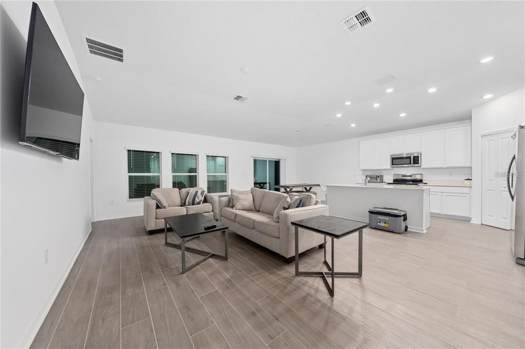 For Rent: $2,550 (4 beds, 2 baths, 1936 Square Feet)