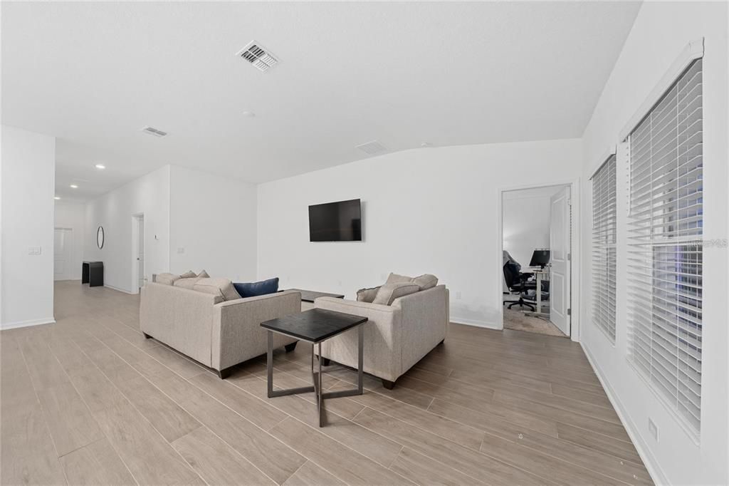 For Rent: $2,550 (4 beds, 2 baths, 1936 Square Feet)