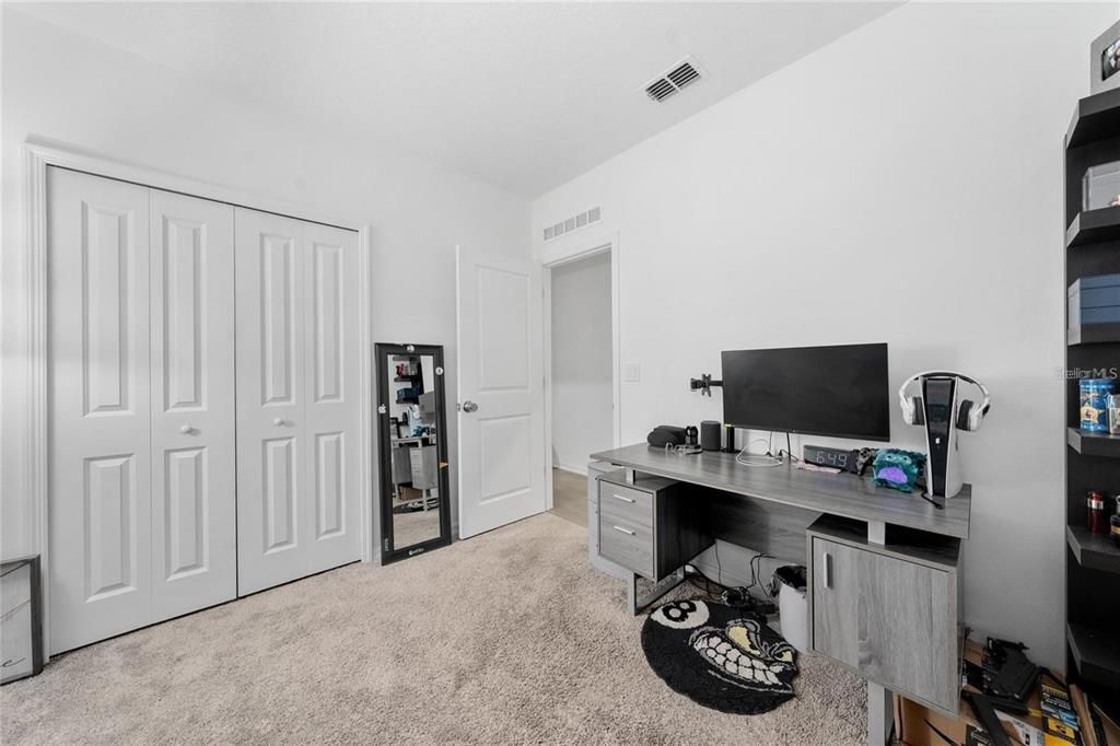 For Rent: $2,550 (4 beds, 2 baths, 1936 Square Feet)