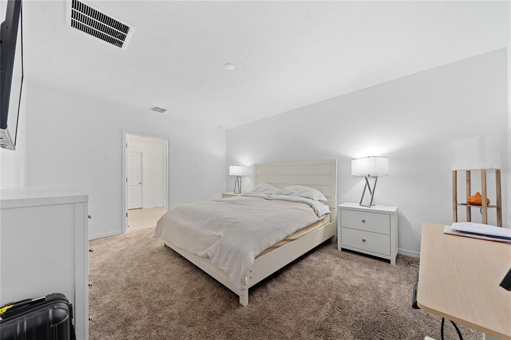 For Rent: $2,550 (4 beds, 2 baths, 1936 Square Feet)