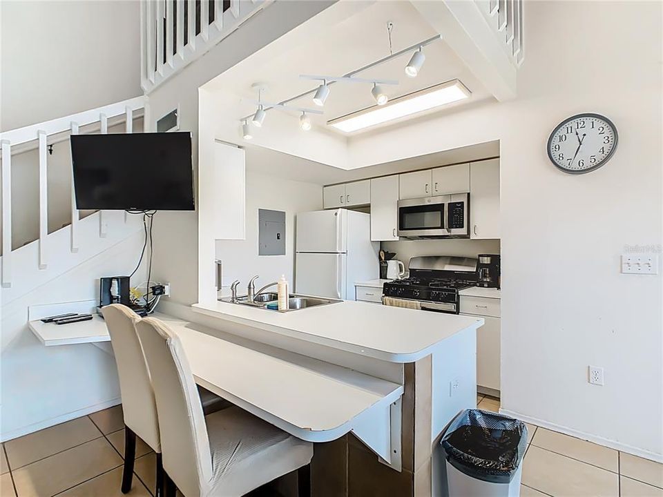 For Sale: $299,990 (2 beds, 2 baths, 1012 Square Feet)