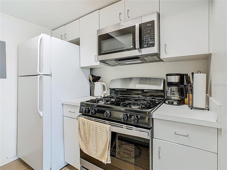 For Sale: $299,990 (2 beds, 2 baths, 1012 Square Feet)