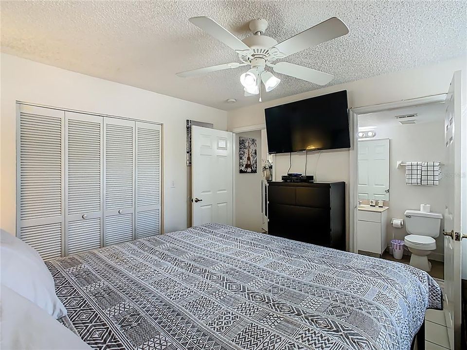 For Sale: $299,990 (2 beds, 2 baths, 1012 Square Feet)