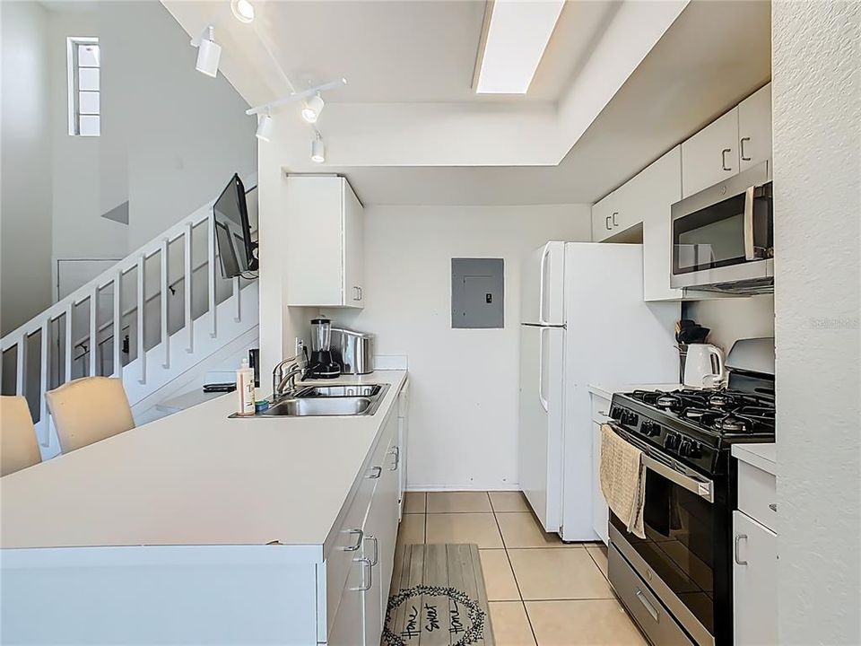 For Sale: $299,990 (2 beds, 2 baths, 1012 Square Feet)