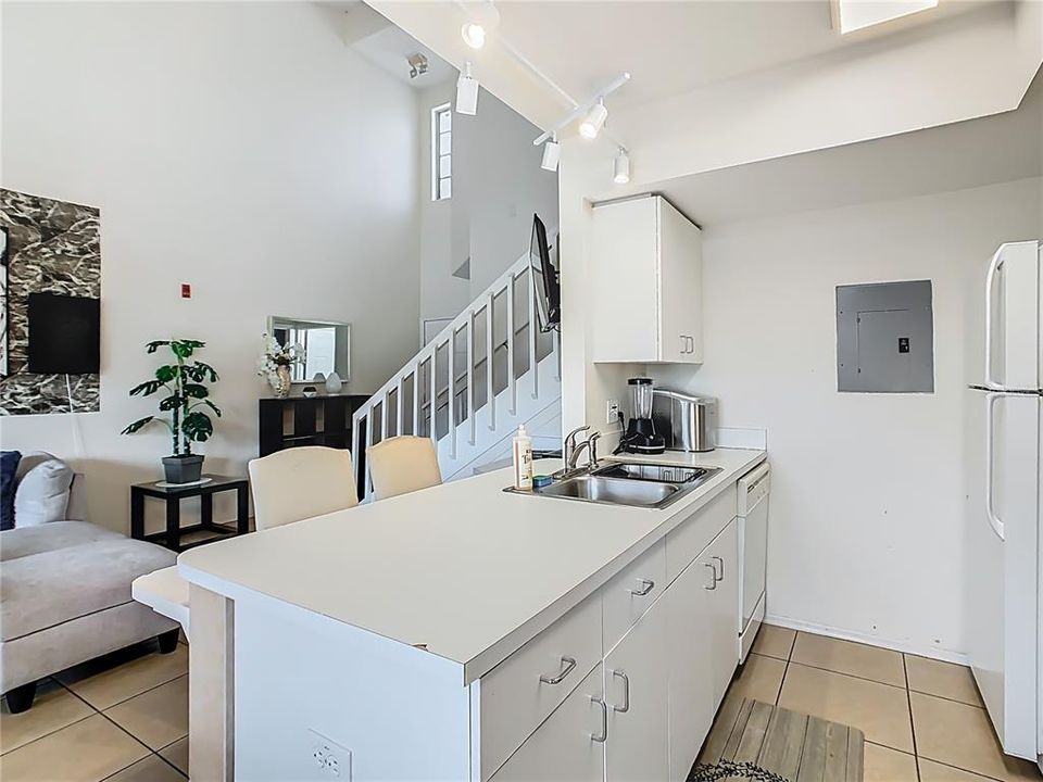 For Sale: $299,990 (2 beds, 2 baths, 1012 Square Feet)