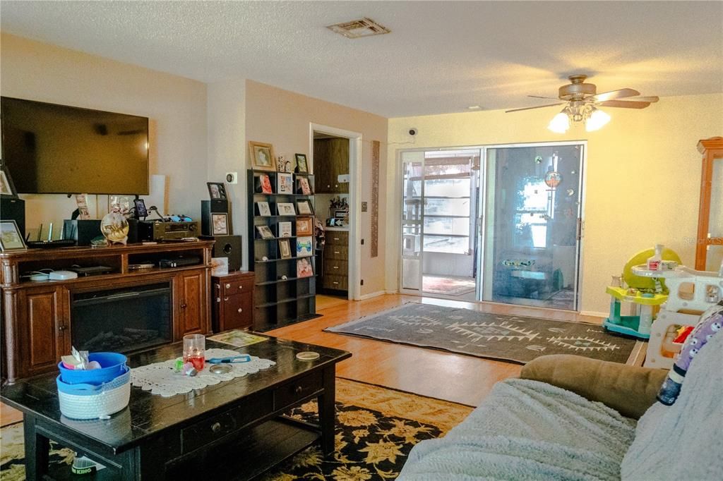 For Sale: $329,000 (2 beds, 1 baths, 1148 Square Feet)
