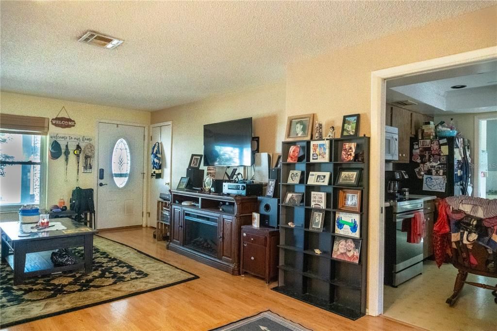 For Sale: $329,000 (2 beds, 1 baths, 1148 Square Feet)