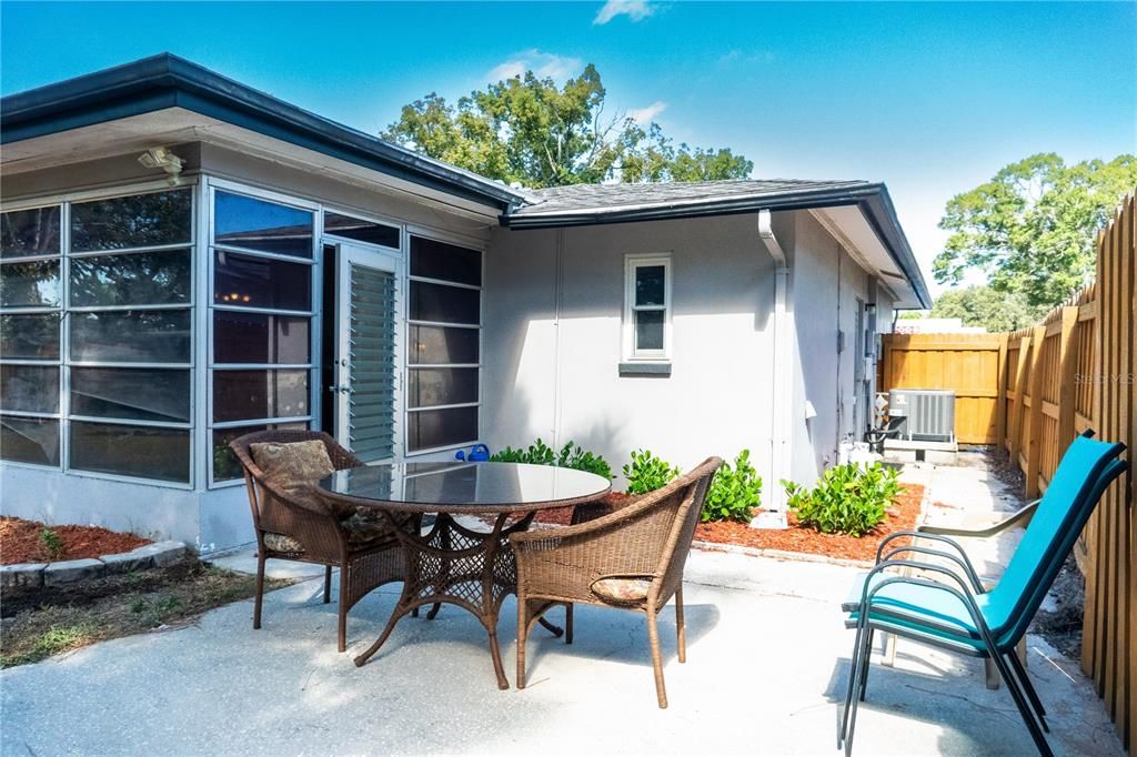 For Sale: $329,000 (2 beds, 1 baths, 1148 Square Feet)