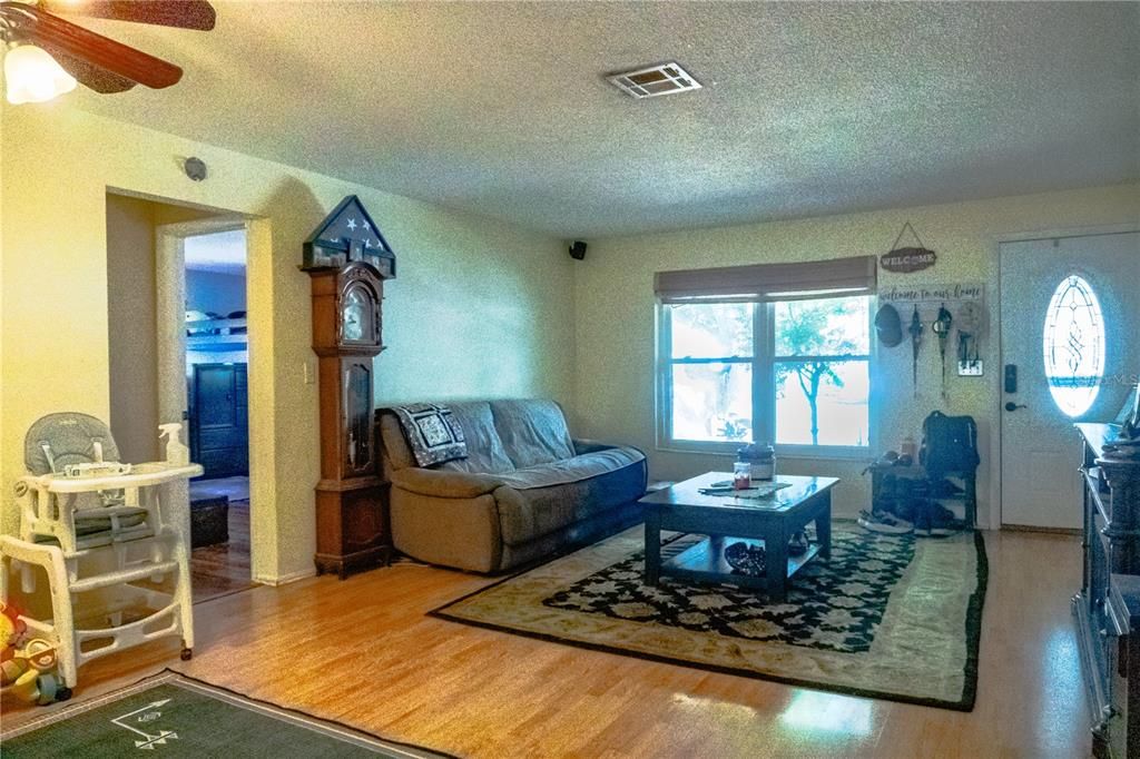 For Sale: $329,000 (2 beds, 1 baths, 1148 Square Feet)