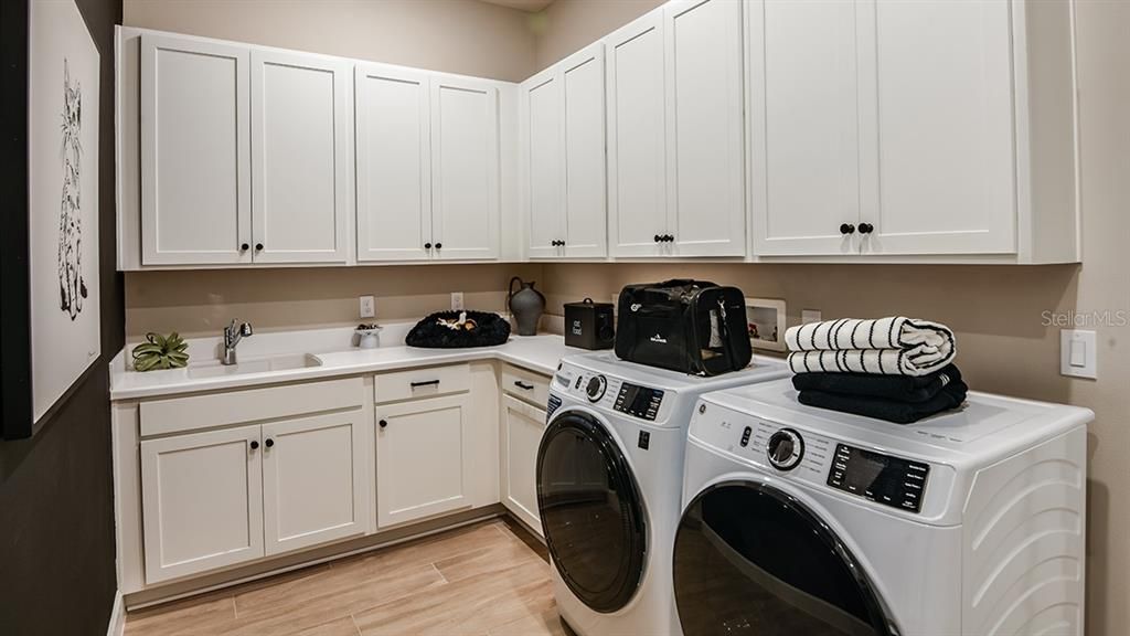 Activo con contrato: $950,000 (3 camas, 3 baños, 3115 Pies cuadrados)