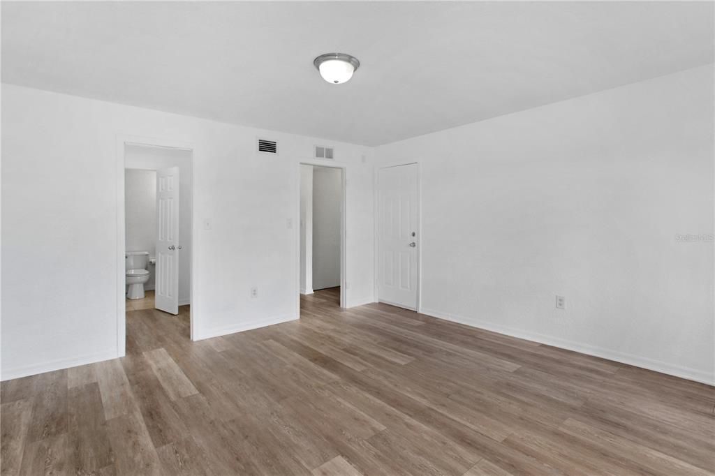 For Sale: $140,000 (2 beds, 1 baths, 1240 Square Feet)