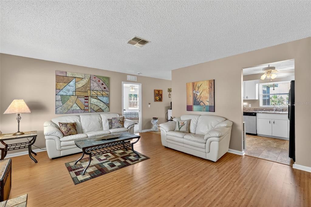 En Venta: $165,000 (2 camas, 2 baños, 1100 Pies cuadrados)