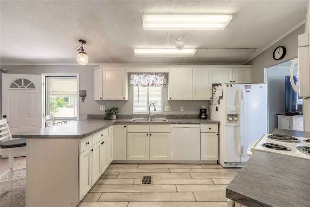 Active With Contract: $179,900 (2 beds, 2 baths, 1248 Square Feet)