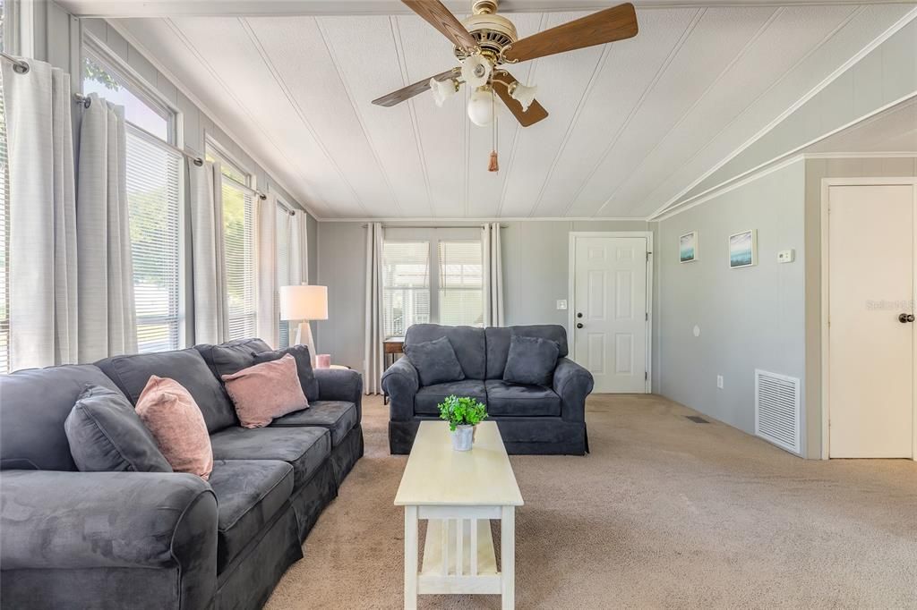 Active With Contract: $179,900 (2 beds, 2 baths, 1248 Square Feet)