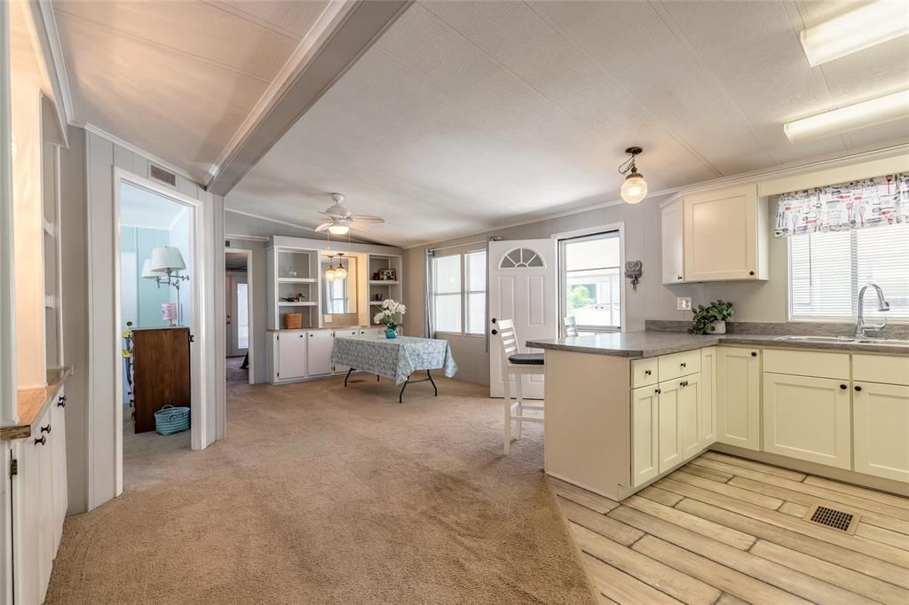 Active With Contract: $179,900 (2 beds, 2 baths, 1248 Square Feet)