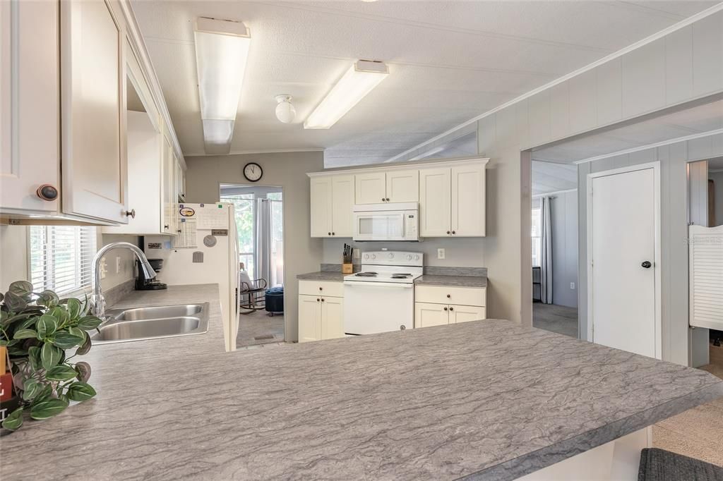 Active With Contract: $179,900 (2 beds, 2 baths, 1248 Square Feet)