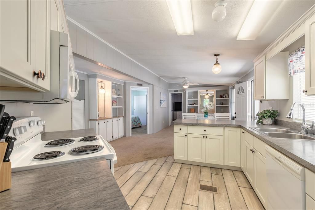 Active With Contract: $179,900 (2 beds, 2 baths, 1248 Square Feet)