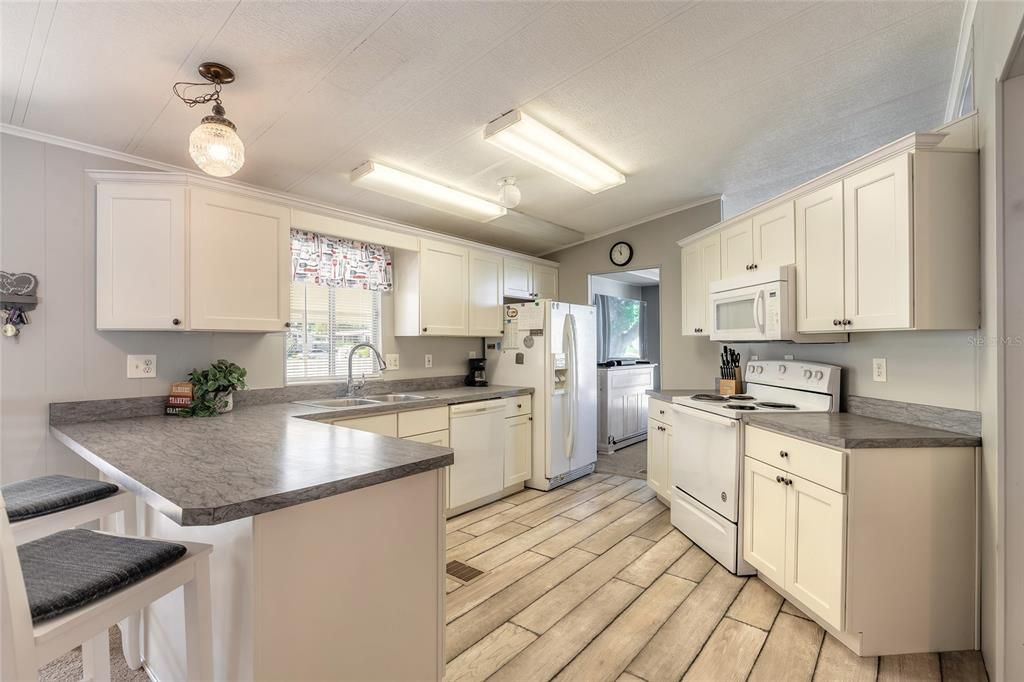 Active With Contract: $179,900 (2 beds, 2 baths, 1248 Square Feet)