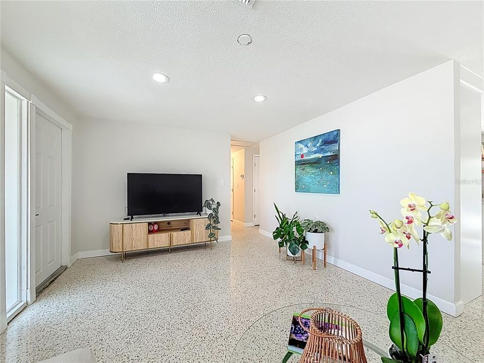 For Sale: $369,000 (3 beds, 2 baths, 1188 Square Feet)