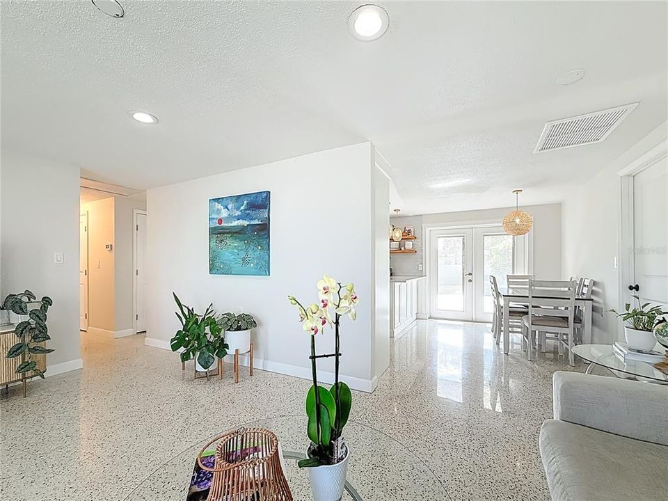 For Sale: $369,000 (3 beds, 2 baths, 1188 Square Feet)