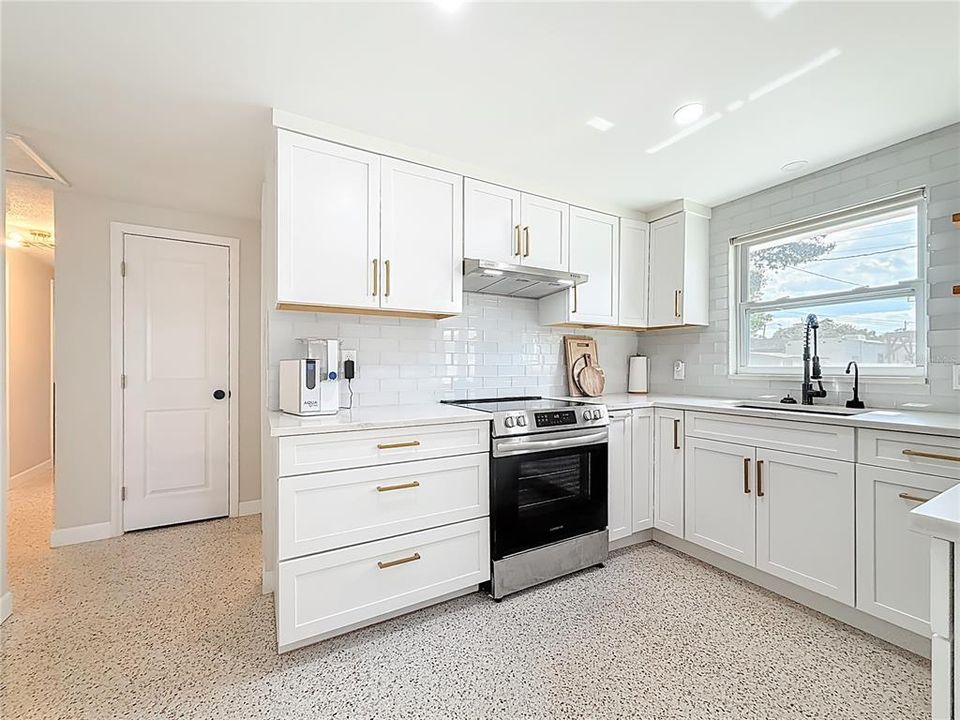 For Sale: $369,000 (3 beds, 2 baths, 1188 Square Feet)