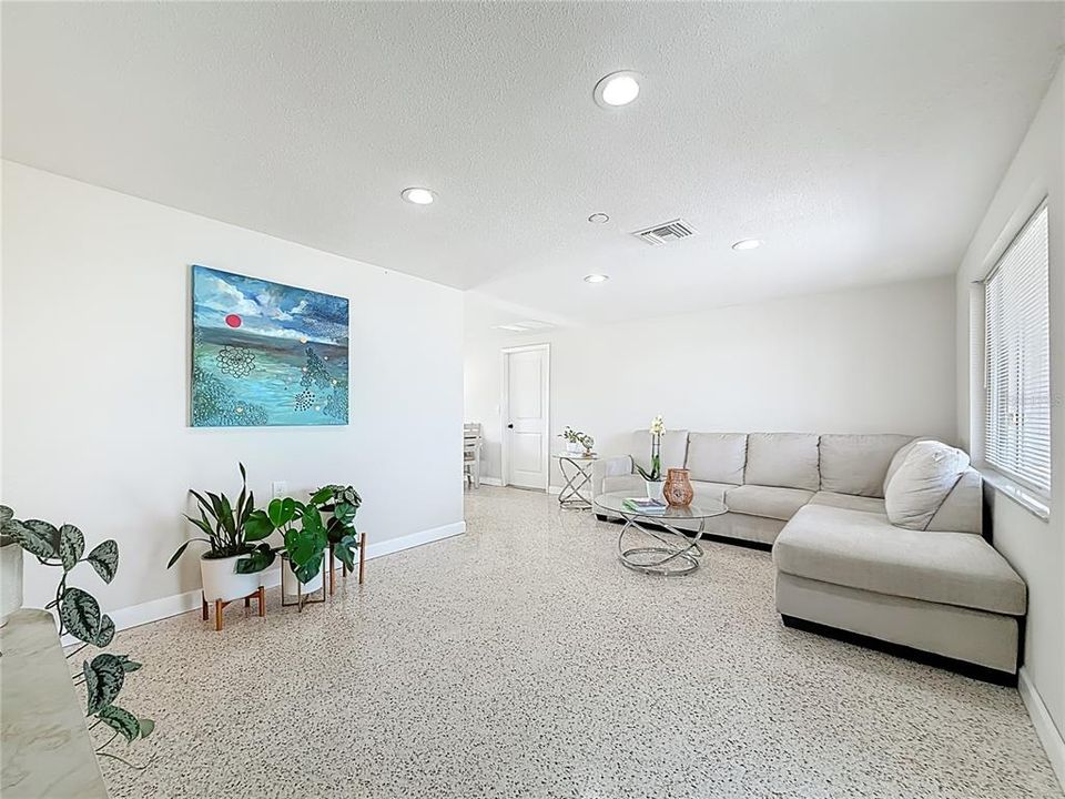 For Sale: $369,000 (3 beds, 2 baths, 1188 Square Feet)