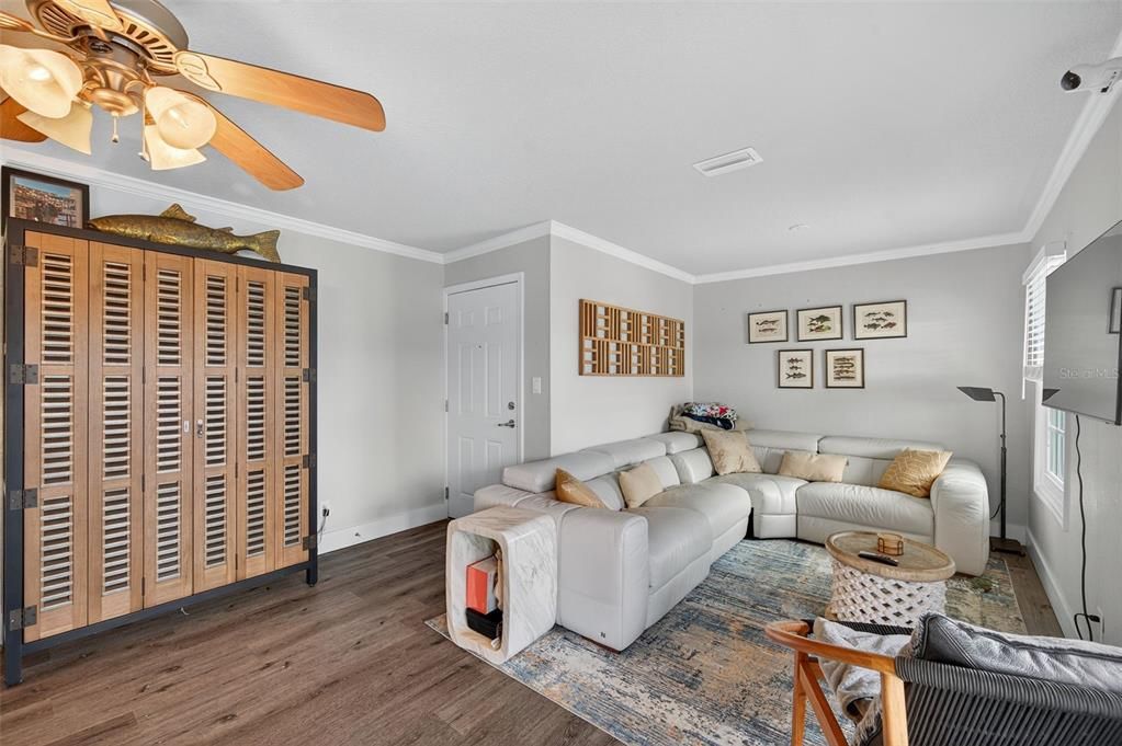 For Sale: $314,999 (1 beds, 1 baths, 823 Square Feet)