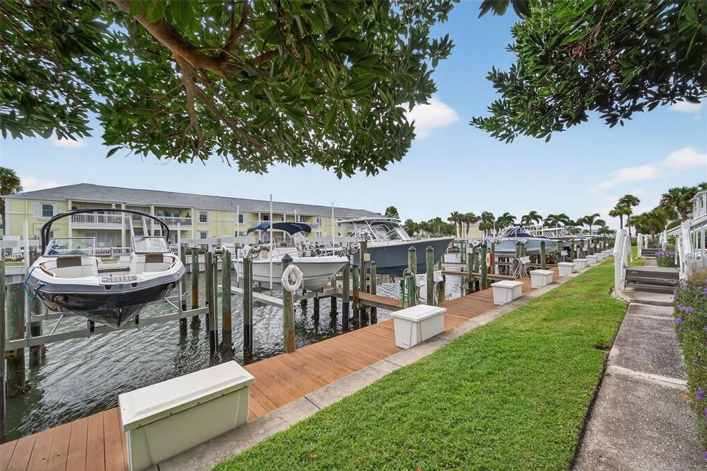 For Sale: $314,999 (1 beds, 1 baths, 823 Square Feet)