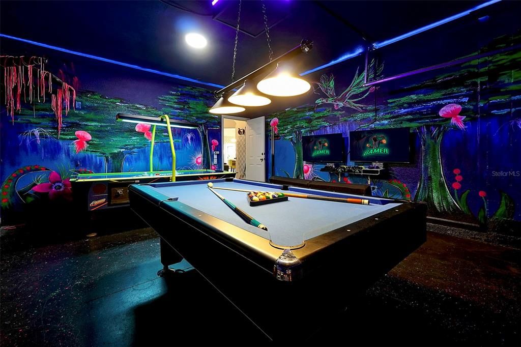 合同活跃: $725,000 (6 贝兹, 4 浴室, 2812 平方英尺)