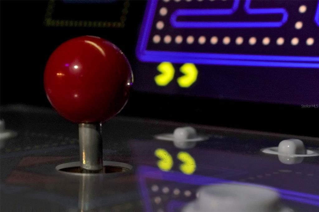 合同活跃: $725,000 (6 贝兹, 4 浴室, 2812 平方英尺)