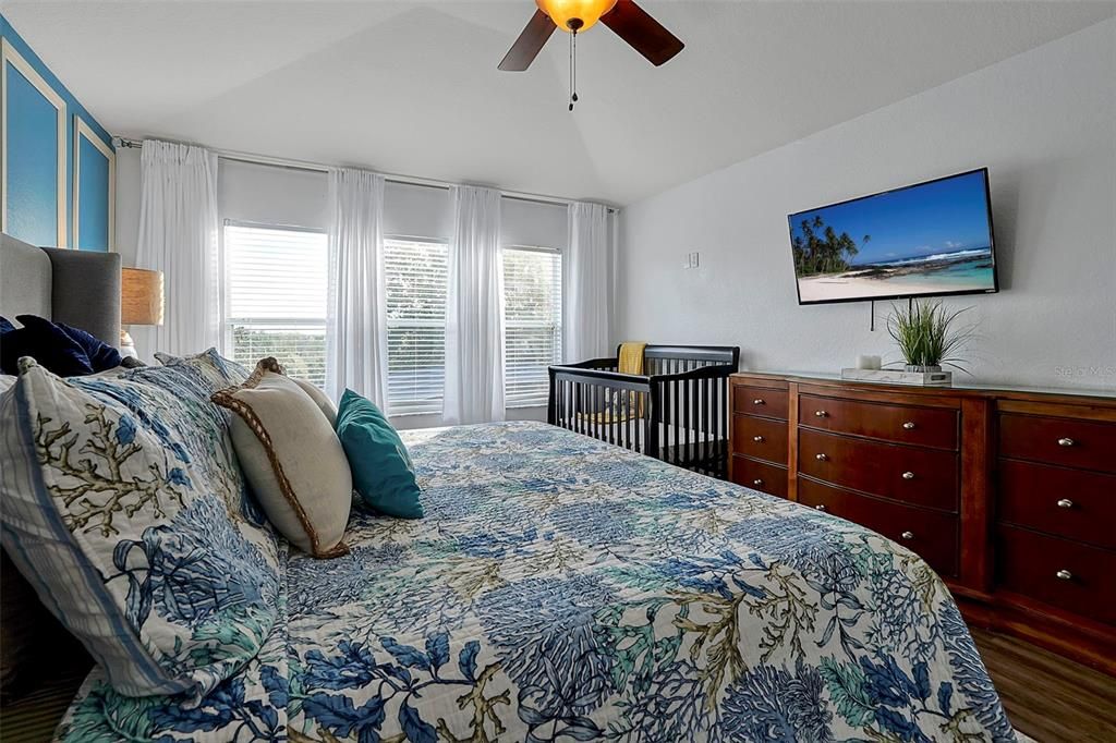 合同活跃: $725,000 (6 贝兹, 4 浴室, 2812 平方英尺)