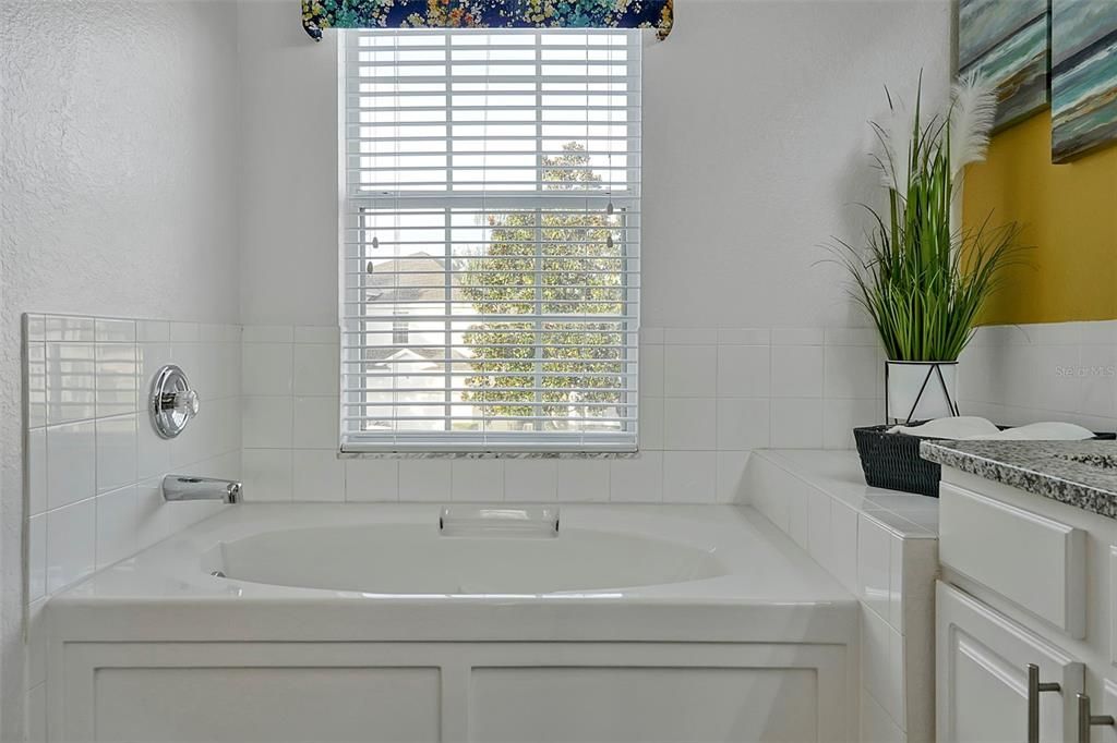 合同活跃: $725,000 (6 贝兹, 4 浴室, 2812 平方英尺)