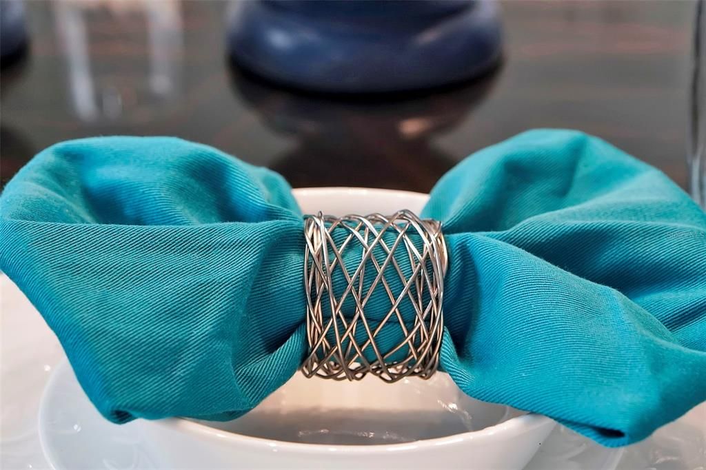 合同活跃: $725,000 (6 贝兹, 4 浴室, 2812 平方英尺)