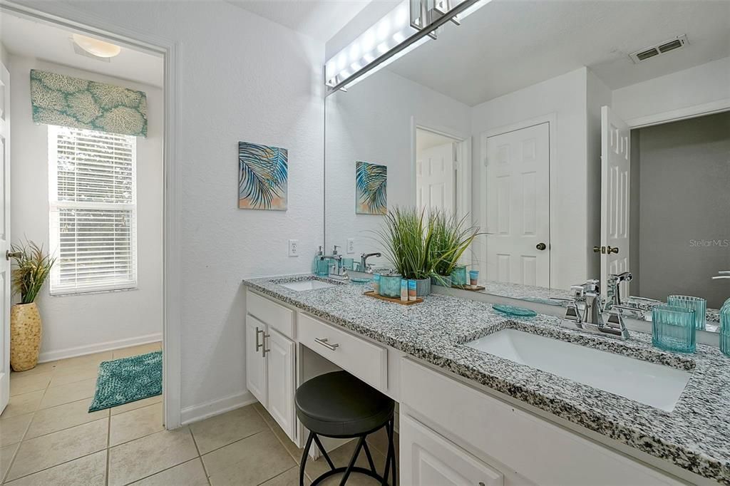 合同活跃: $725,000 (6 贝兹, 4 浴室, 2812 平方英尺)