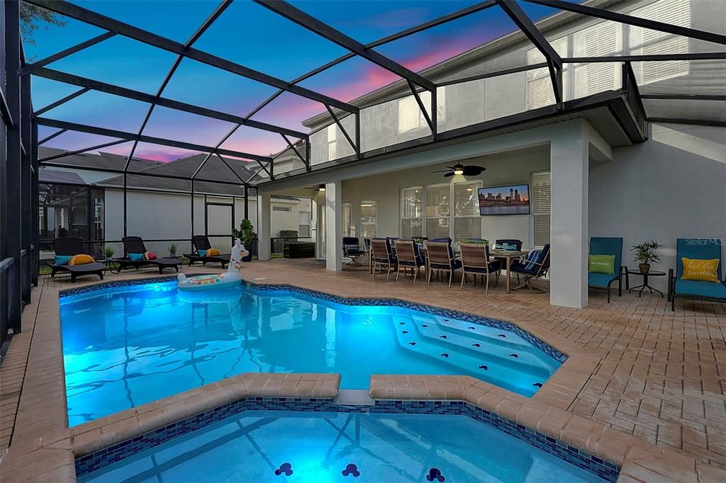 合同活跃: $725,000 (6 贝兹, 4 浴室, 2812 平方英尺)