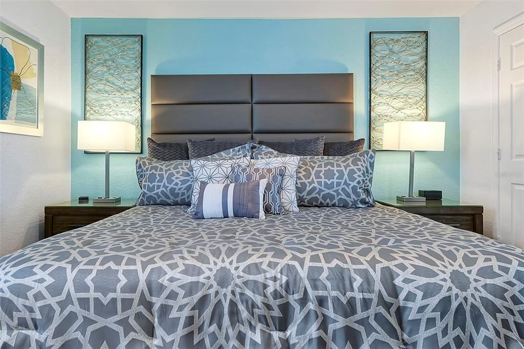 合同活跃: $725,000 (6 贝兹, 4 浴室, 2812 平方英尺)