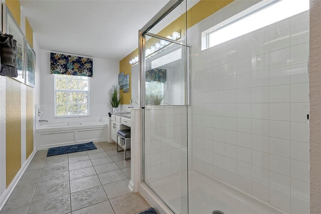 合同活跃: $725,000 (6 贝兹, 4 浴室, 2812 平方英尺)