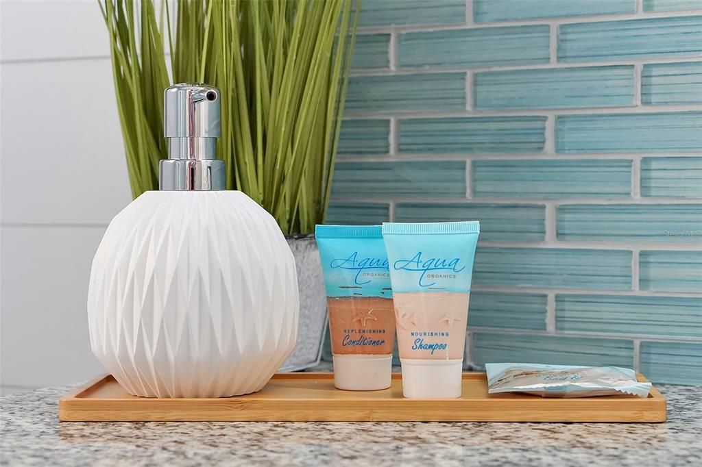 合同活跃: $725,000 (6 贝兹, 4 浴室, 2812 平方英尺)