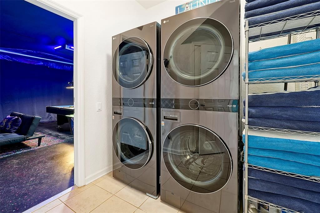 合同活跃: $725,000 (6 贝兹, 4 浴室, 2812 平方英尺)