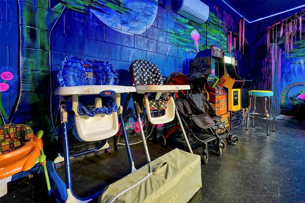 合同活跃: $725,000 (6 贝兹, 4 浴室, 2812 平方英尺)