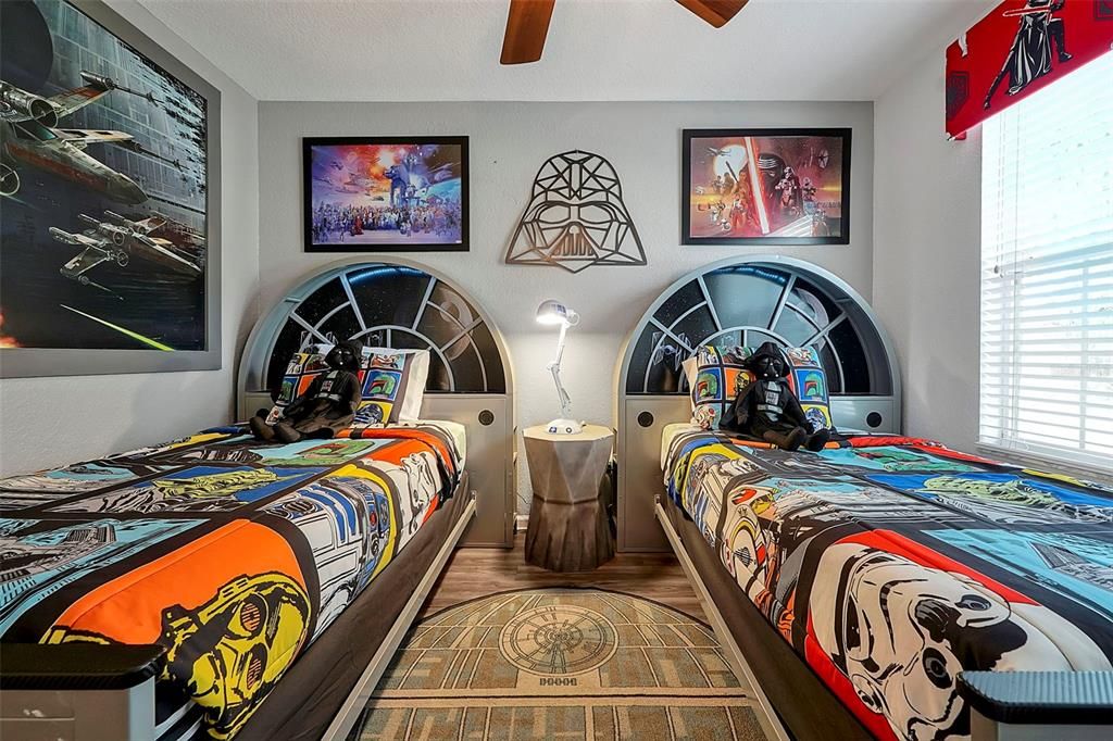 合同活跃: $725,000 (6 贝兹, 4 浴室, 2812 平方英尺)