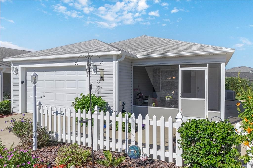 For Sale: $299,900 (2 beds, 2 baths, 1156 Square Feet)